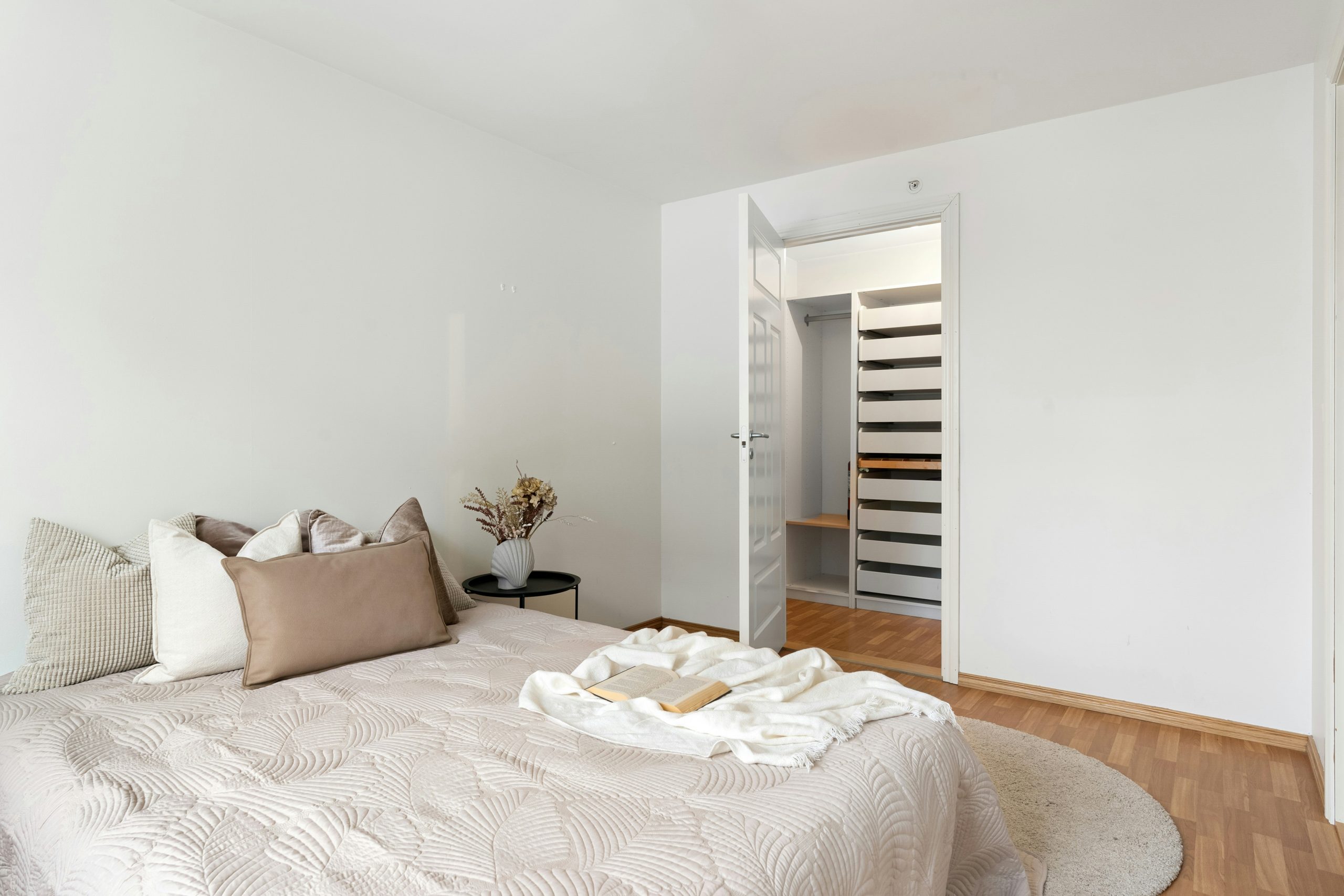 standard closet dimensions showing hanging and shelf space