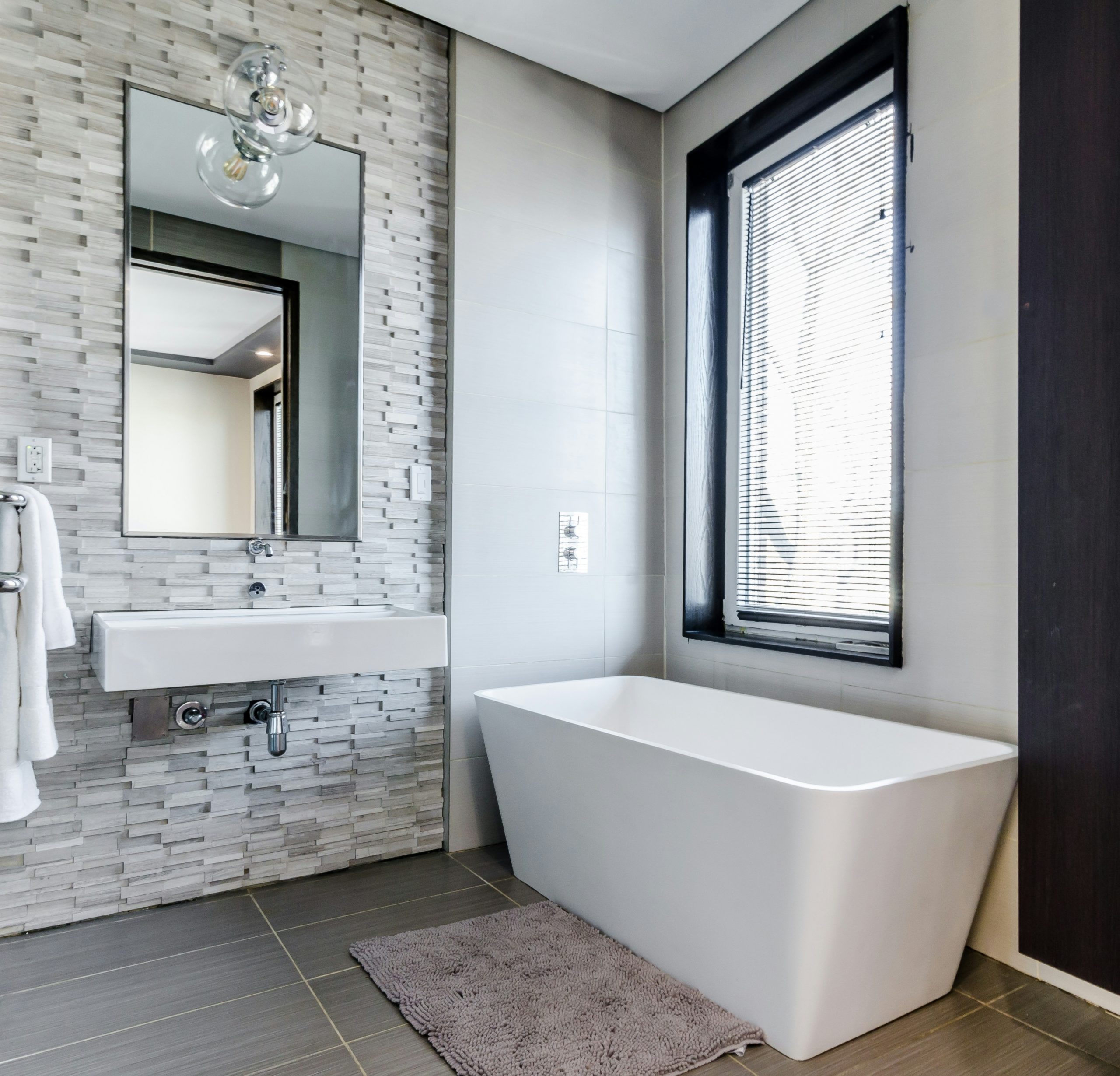 Bathroom Accent Wall Ideas: Materials, Colors & Tile Inspiration