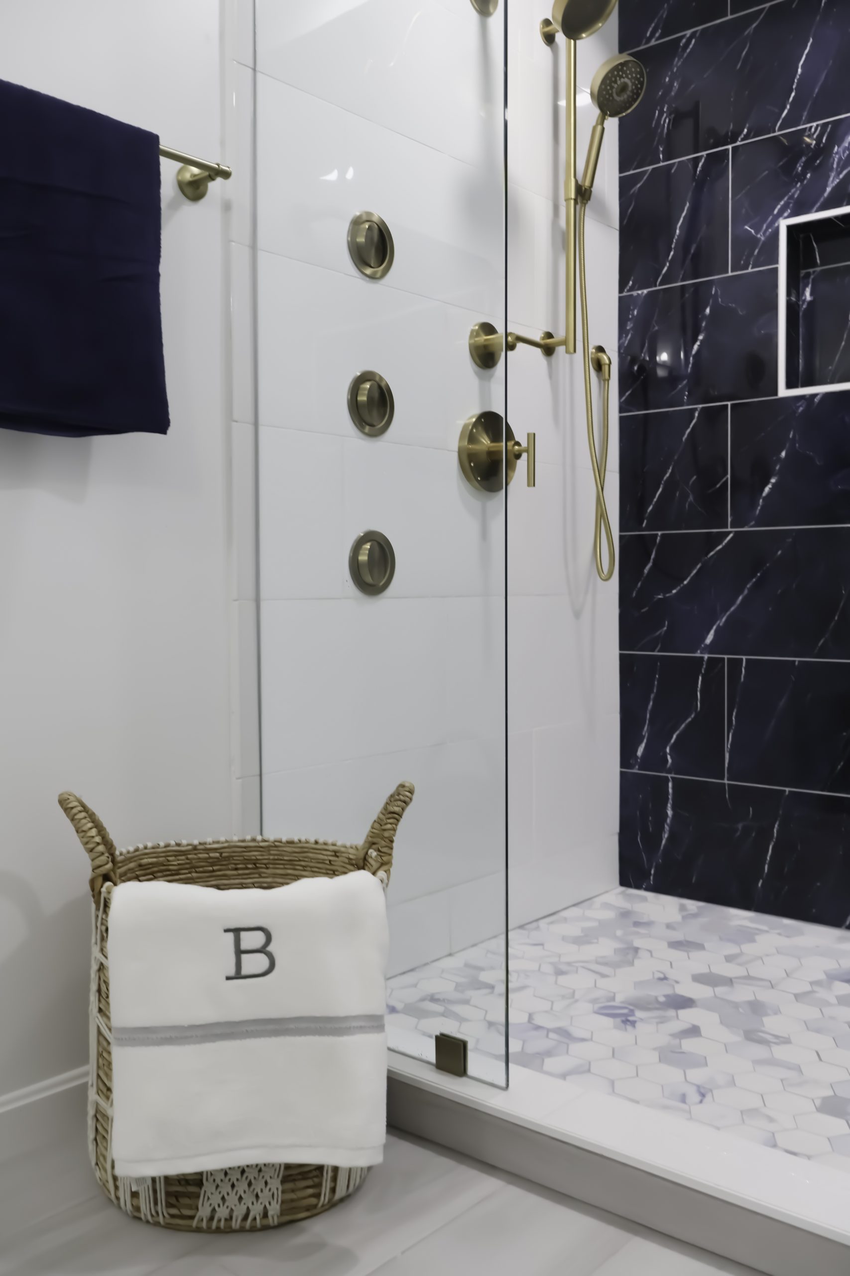 Shower combining large wall tiles with small mosaic floor tiles